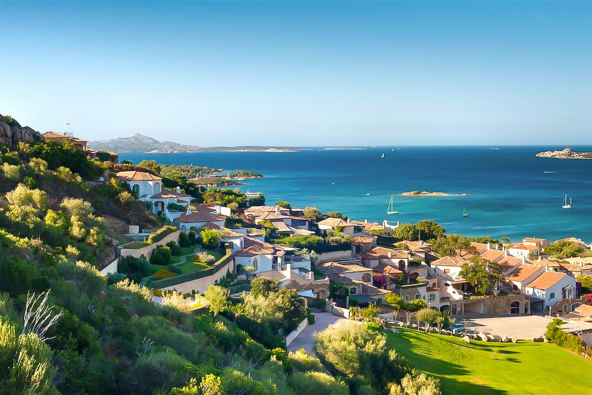 Costa Smeralda là biểu tượng của triết lý “Luxury Hidden in Nature” với kiến trúc được tiết chế để tôn vinh địa thế và cảnh quan tự nhiên.
