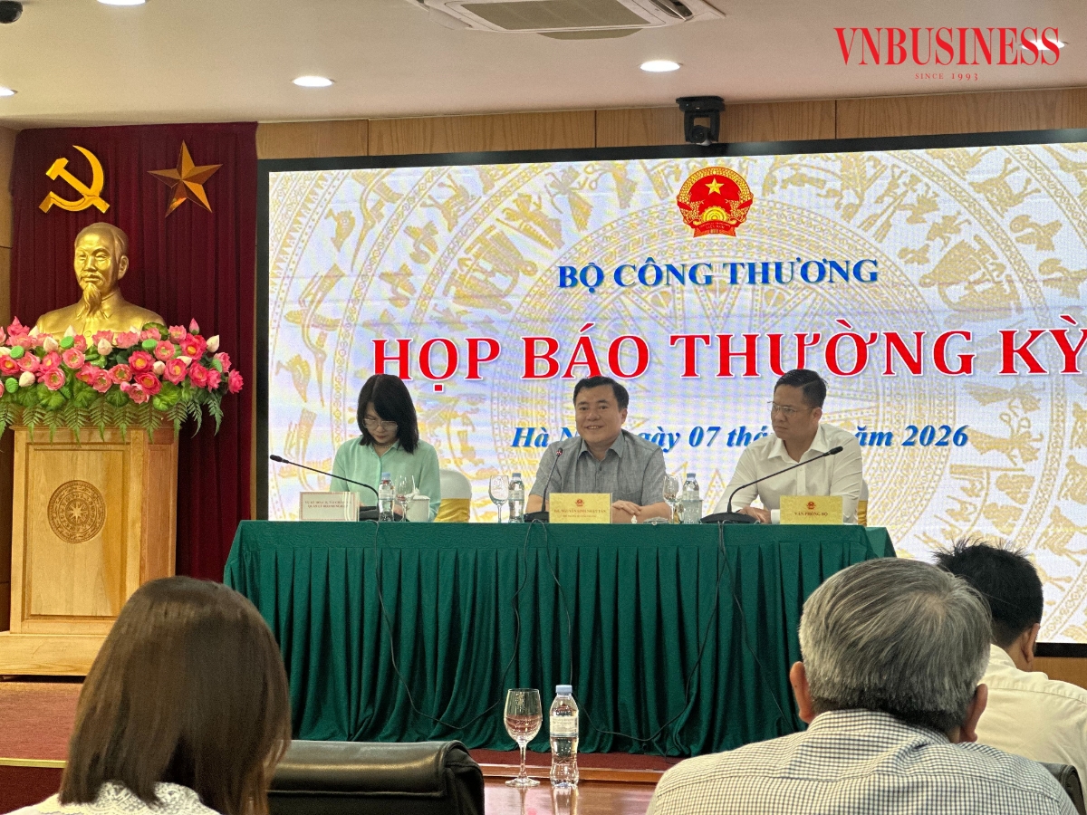 Thứ trưởng Bộ Công Thương Nguyễn Sinh Nhật Tân chủ trì họp báo.