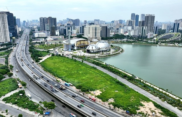 Trong bối cảnh nhiều địa phương cạnh tranh bằng ưu đãi đất đai và thuế, Hà Nội đang lựa chọn một hướng đi khác: cạnh tranh bằng chất lượng điều hành.