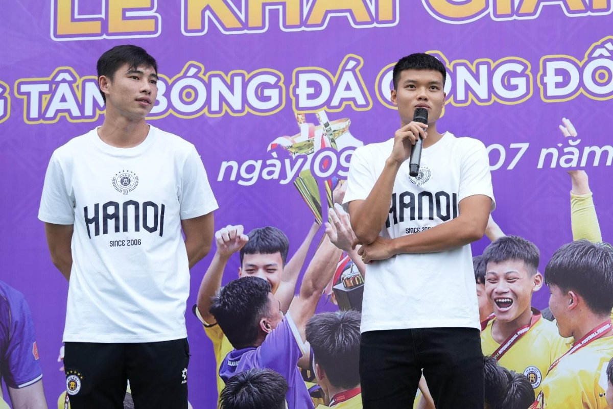 Tiền đạo Văn Tùng và thủ môn Quan Văn Chuẩn tham dự lễ khai giảng Trung tâm Bóng đá Cộng đồng Hà Nội FC.