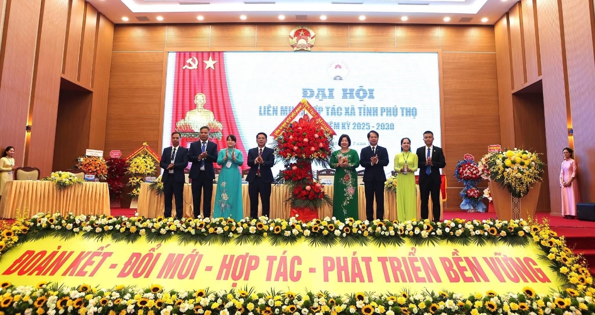 Chủ tịch Liên minh HTX Việt Nam Cao Xuân Thu Vân tặng hoa chúc mừng đại hội.