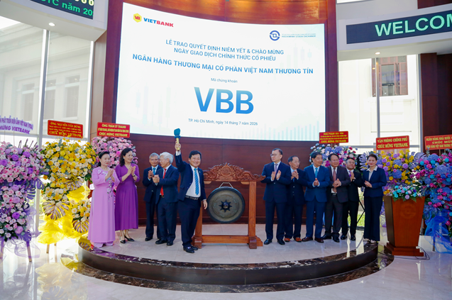 Đại diện Ban Lãnh đạo Vietbank cùng đại diện Sở Giao dịch chứng khoán TP.HCM thực hiện nghi thức đánh cồng.