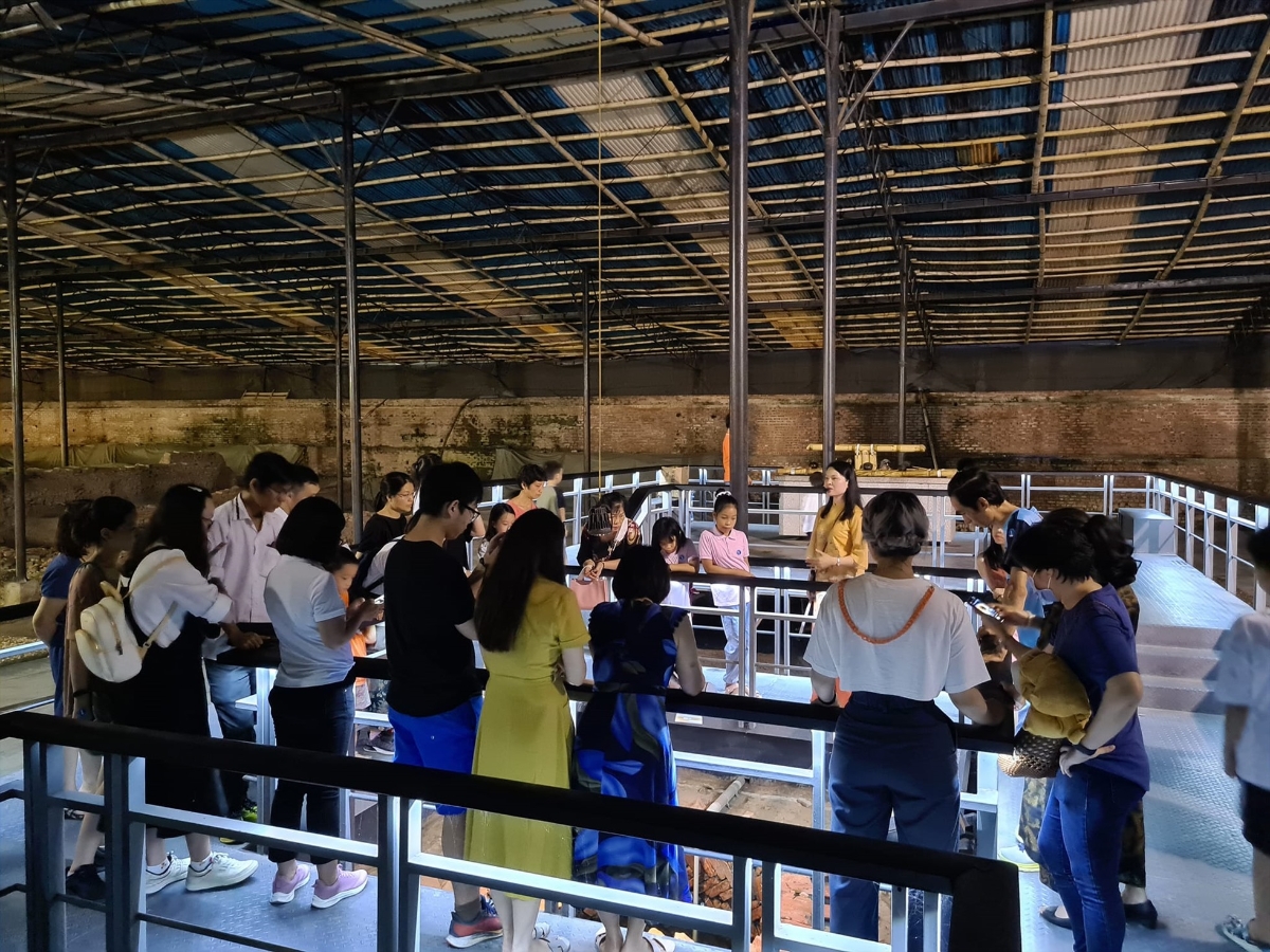Các bạn trẻ trải nghiệm tại Hoàng Thành Thăng Long.
