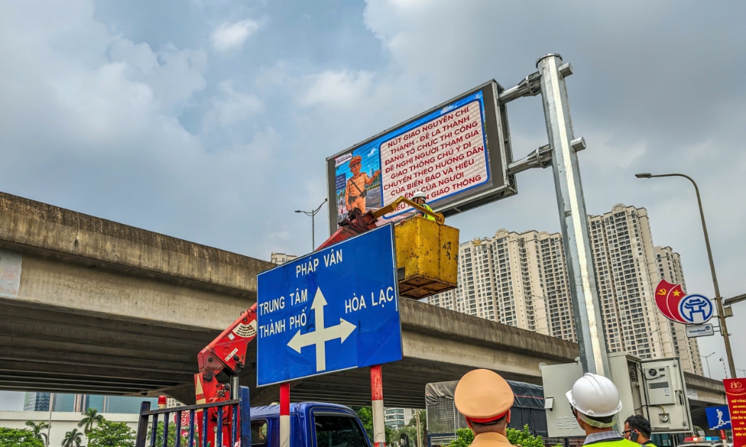 Màn hình LED được lắp đặt tại nhiều nút giao trọng điểm của Hà Nội.