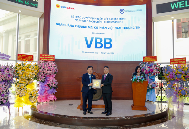Ông Dương Nhất Nguyên – Chủ tịch HĐQT Vietbank nhận quyết định niêm yết từ ông Trịnh Sơn Hồng – Quyền Chủ tịch Sở GDCK TP.HCM.