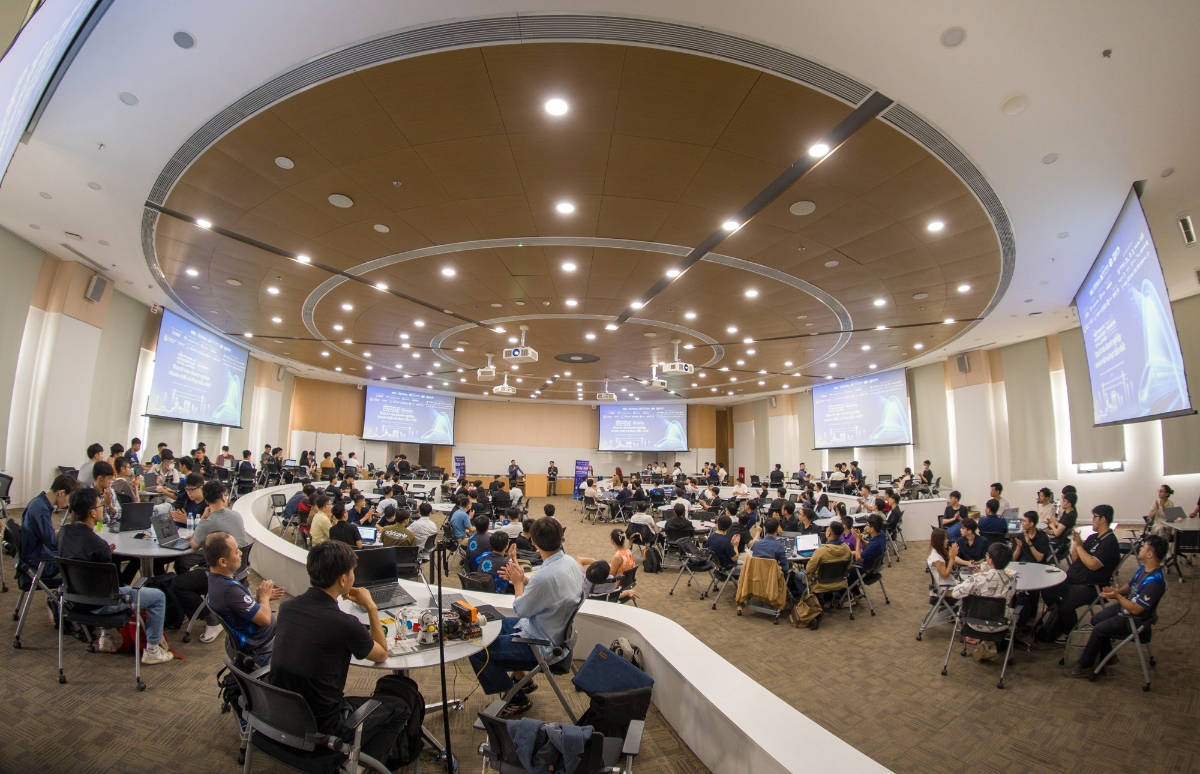 Chuỗi Unitour Vietnam AI Innovation Challenge 2026 với sự đồng hành tổ chức của SHB thu hút đông đảo các bạn sinh viên đam mê công nghệ.