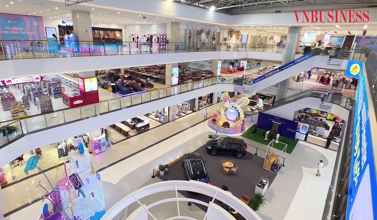 Các đại gia nước ngoài đang đẩy nhanh cạnh tranh trên thị trường mặt bằng bán lẻ Hà Nội.