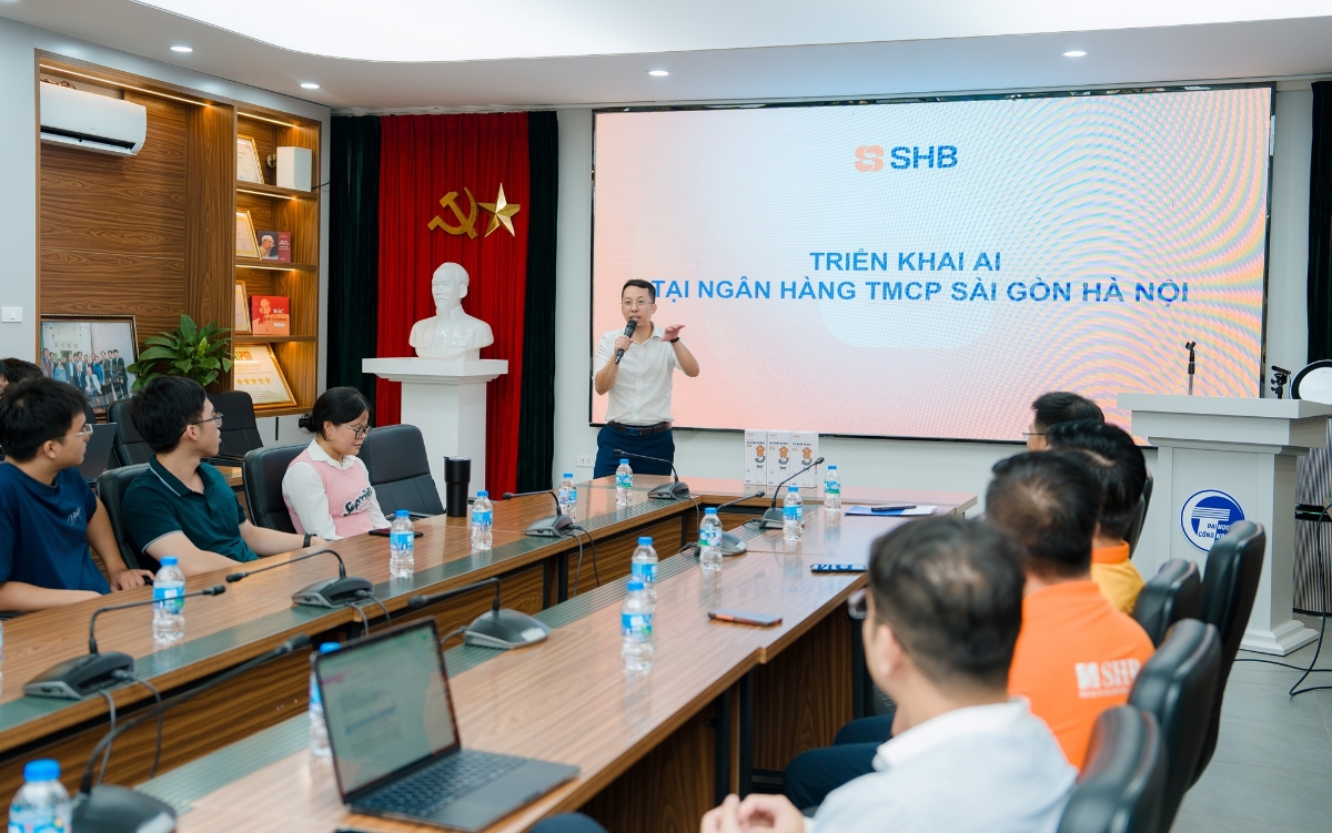 Đại diện SHB chia sẻ kinh nghiệm triển khai AI tại Ngân hàng trong một buổi Unitour của Vietnam AI Innovation Challenge 2026.