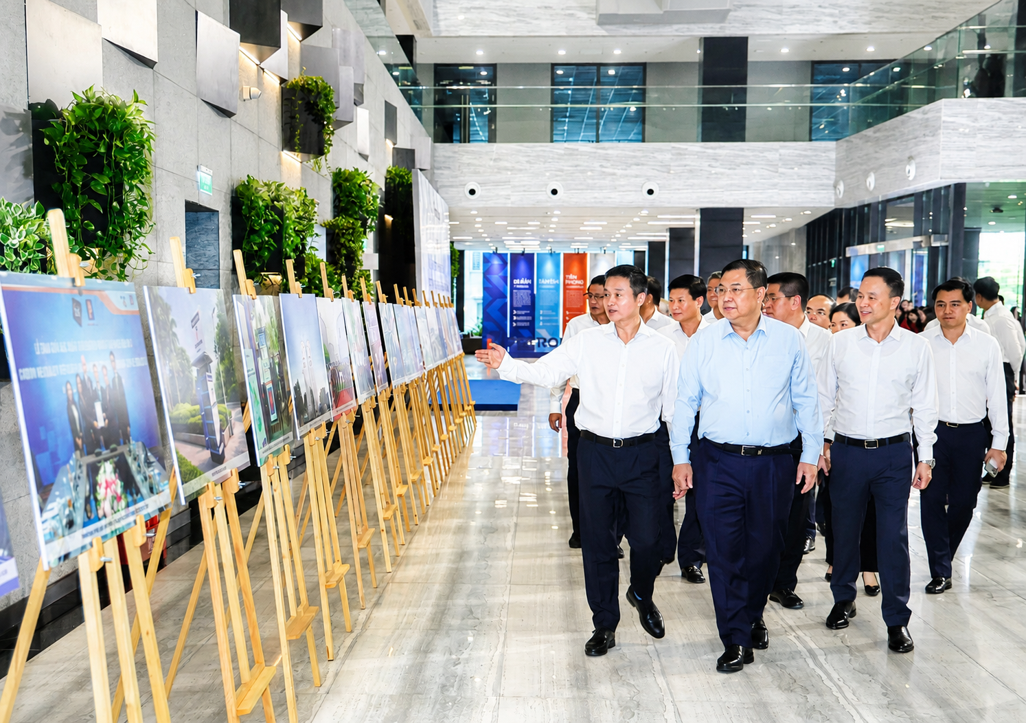 Phó Thủ tướng Thường trực Phạm Gia Túc nghe giới thiệu một số hình ảnh hoạt động tiêu biểu của Petrolimex.