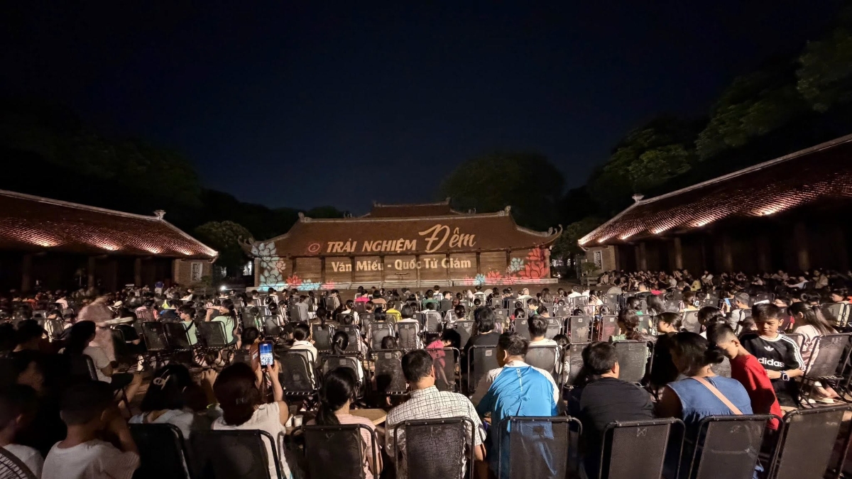 Tour đêm Văn Miếu- Quốc Tử Giám thu hút đông đảo du khách tham quan.