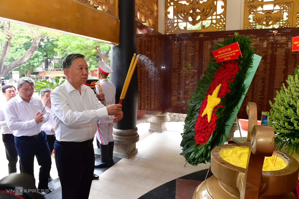 Tổng Bí thư, Chủ tịch nước Tô Lâm dâng hương các anh hùng liệt sĩ tại công viên Lê Thị Riêng - Ảnh: VnExpress