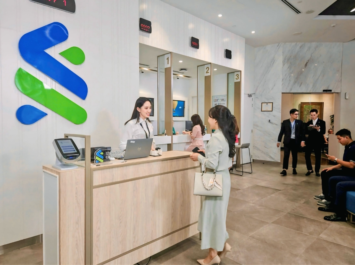 Standard Chartered có mặt tại Việt Nam từ năm 1904 với chi nhánh đầu tiên tại Sài Gòn, và trở thành ngân hàng 100% vốn nước ngoài từ năm 2009. Hiện ngân hàng vận hành bốn chi nhánh, hai tại Hà Nội và hai tại Thành phố Hồ Chí Minh, với trụ sở chính đặt tại Hà Nội.