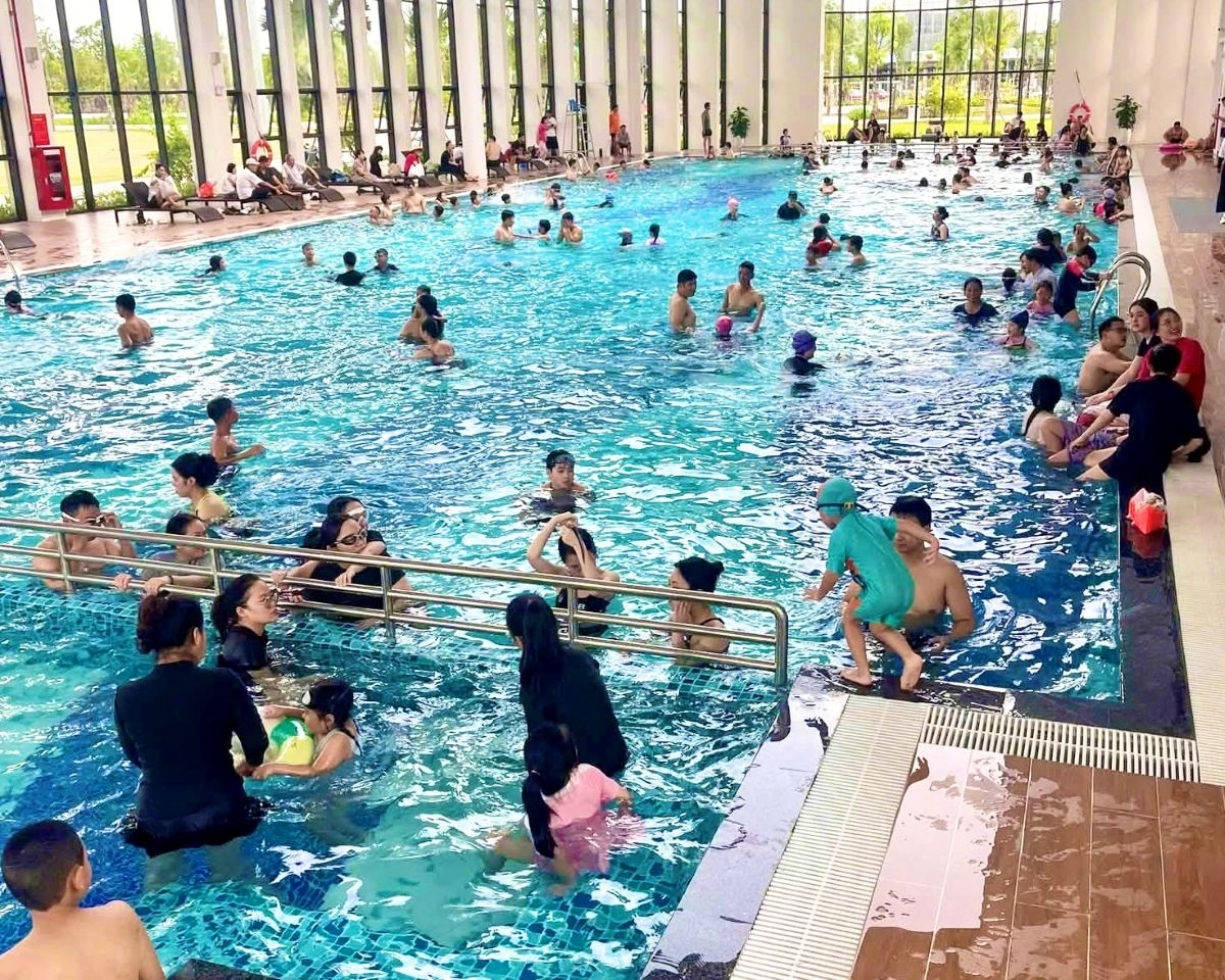 Cư dân tương lai thư giãn và tái tạo năng lượng tại bể bơi bốn mùa cao cấp.