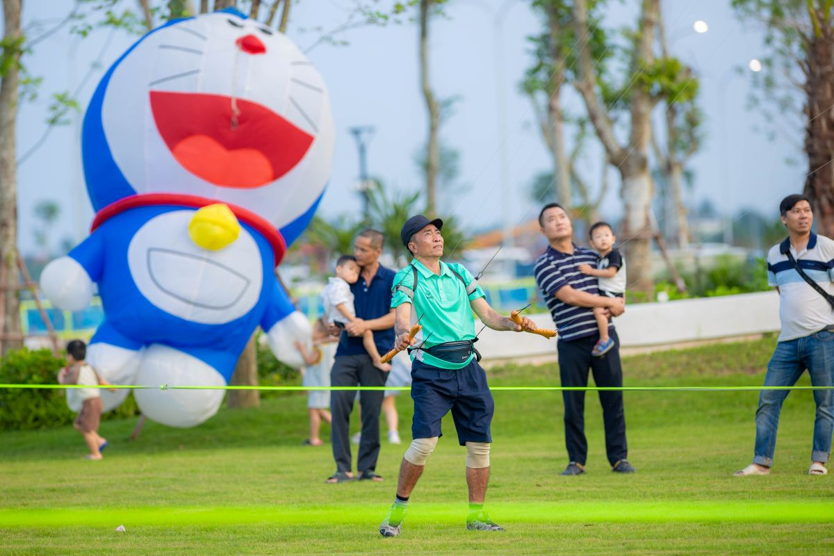 Nghệ nhân Phạm Văn Tâm giao lưu và hướng dẫn các gia đình nghệ thuật thả diều tại công viên Central Forest rộng 5ha.