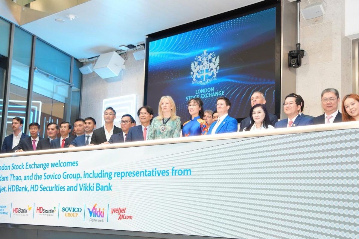 Thị trưởng Khu tài chính Luân Đôn – Dame Sue Langley và Tiến sĩ Nguyễn Thị Phương Thảo chụp ảnh lưu niệm,