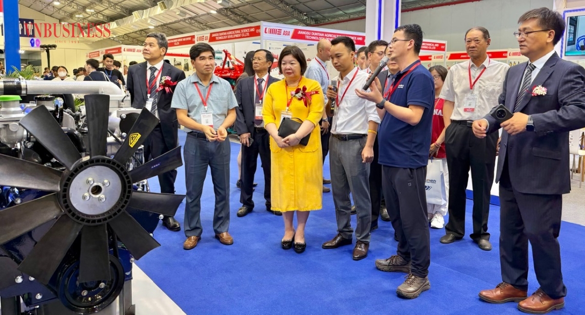 Chủ tịch Liên minh HTX Việt Nam Cao Xuân Thu Vân khảo sát các máy nông nghiệp trưng bày tại triển lãm CIAME Asia Vietnam 2026.