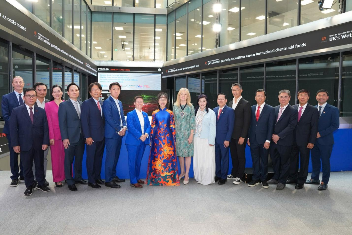 Tiến sĩ Nguyễn Thị Phương Thảo tham dự nghi thức bấm nút khai phiên giao dịch 22/7 của LSE cùng Thị trưởng Khu tài chính Luân Đôn – Dame Sue Langley và Tổng giám đốc LSE – Dame Julia Hoggett. Thị trường chứng khoán Luân Đôn hôm nay bật tăng, chỉ số FTSE 100 đóng cửa tăng 1,24% lên cao nhất 4 tháng.