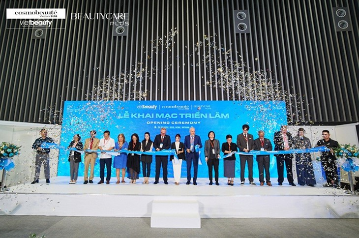 Các đại biểu thực hiện nghi thức khai mạc triển lãm. Ảnh BTC