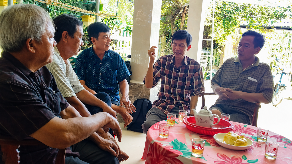 Các thành viên HTX nông nghiệp Tân Phú trao đổi về sản xuất, xây dựng thương hiệu và phát triển tài sản trí tuệ nhằm nâng cao sức cạnh tranh cho sầu riêng.