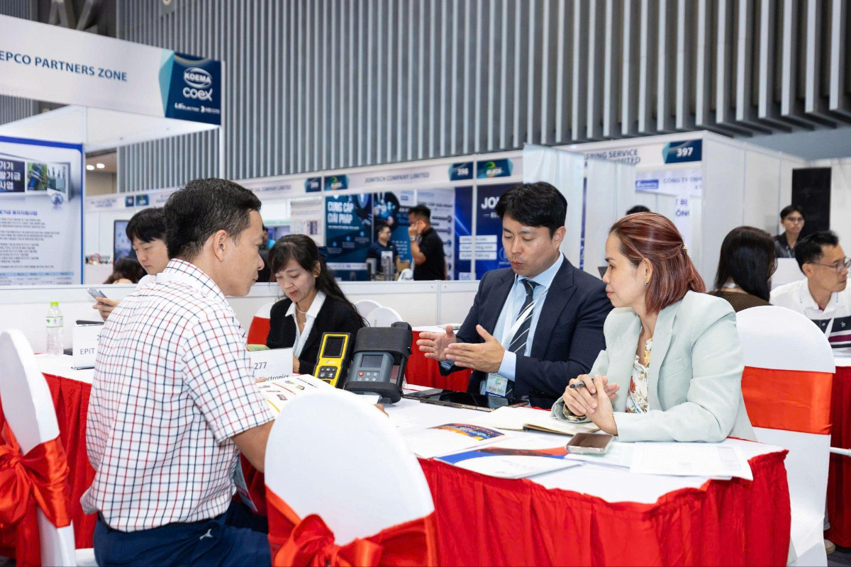 Khách tham quan tìm hiểu các giải pháp điện lực và năng lượng thế hệ mới tại triển lãm. Ảnh: BTC