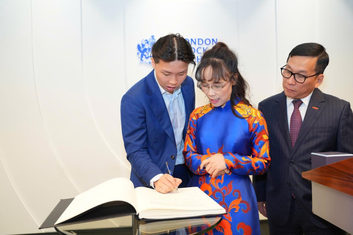 Tiến sĩ Nguyễn Thị Phương Thảo viết sổ lưu niệm sau khi tham dự nghi thức khai phiên giao dịch của LSE.
