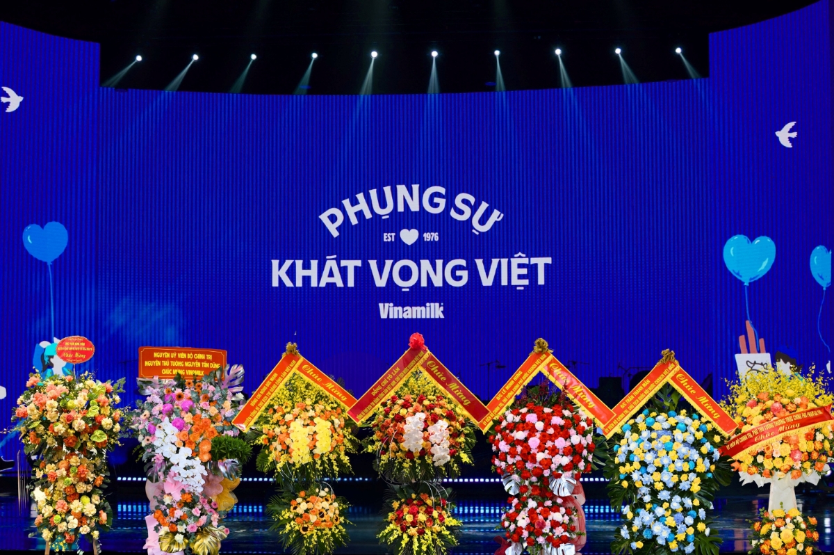 Vinamilk vô cùng vinh dự và tự hào được đón nhận những lẵng hoa chúc mừng từ lãnh đạo, nguyên lãnh đạo Đảng và Nhà nước (Ảnh: Minh Anh).