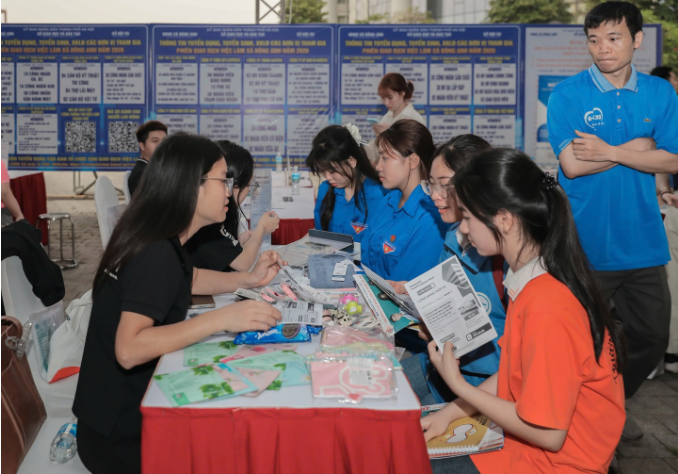 Phiên giao dịch việc làm lưu động xã Đông Anh thu hút nhiều người tham gia.