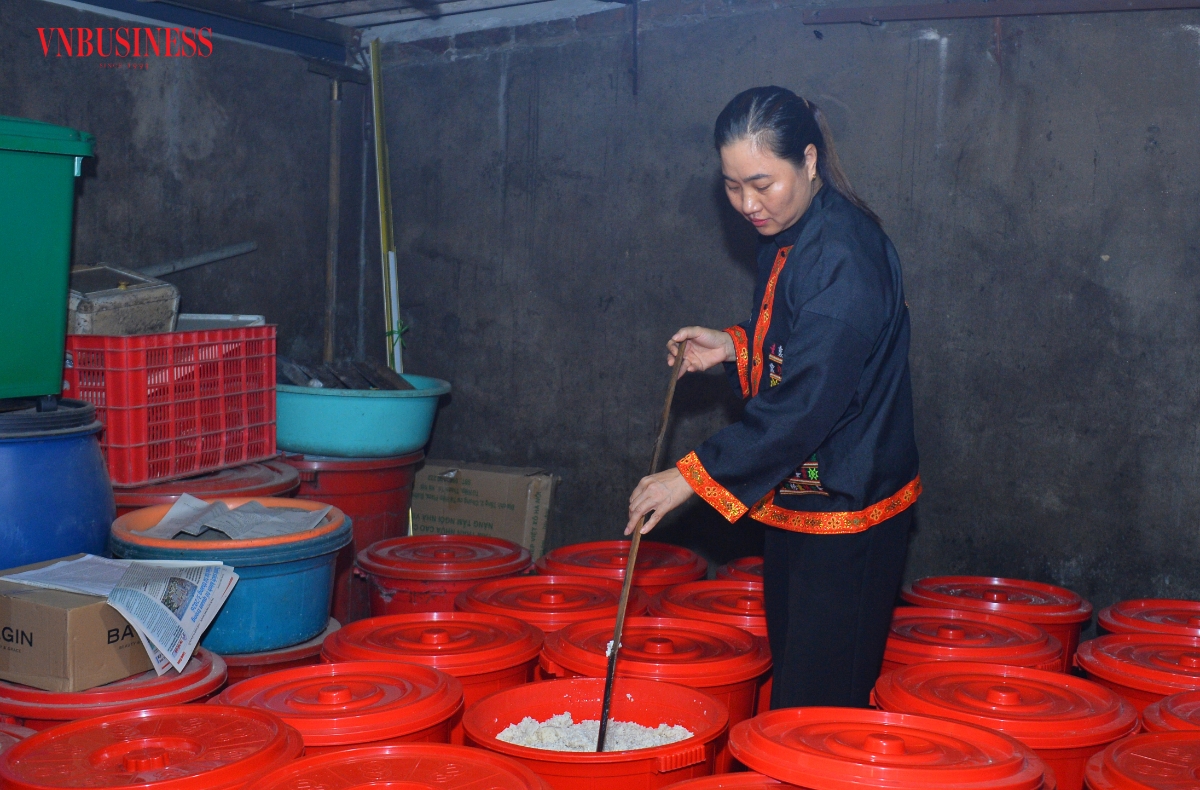 Quy trình nấu rượu men lá vẫn được thực hiện theo phương pháp truyền thống, kết hợp nguồn nguyên liệu và men lá bản địa nhằm giữ gìn hương vị đặc trưng của vùng Mẫu Sơn.