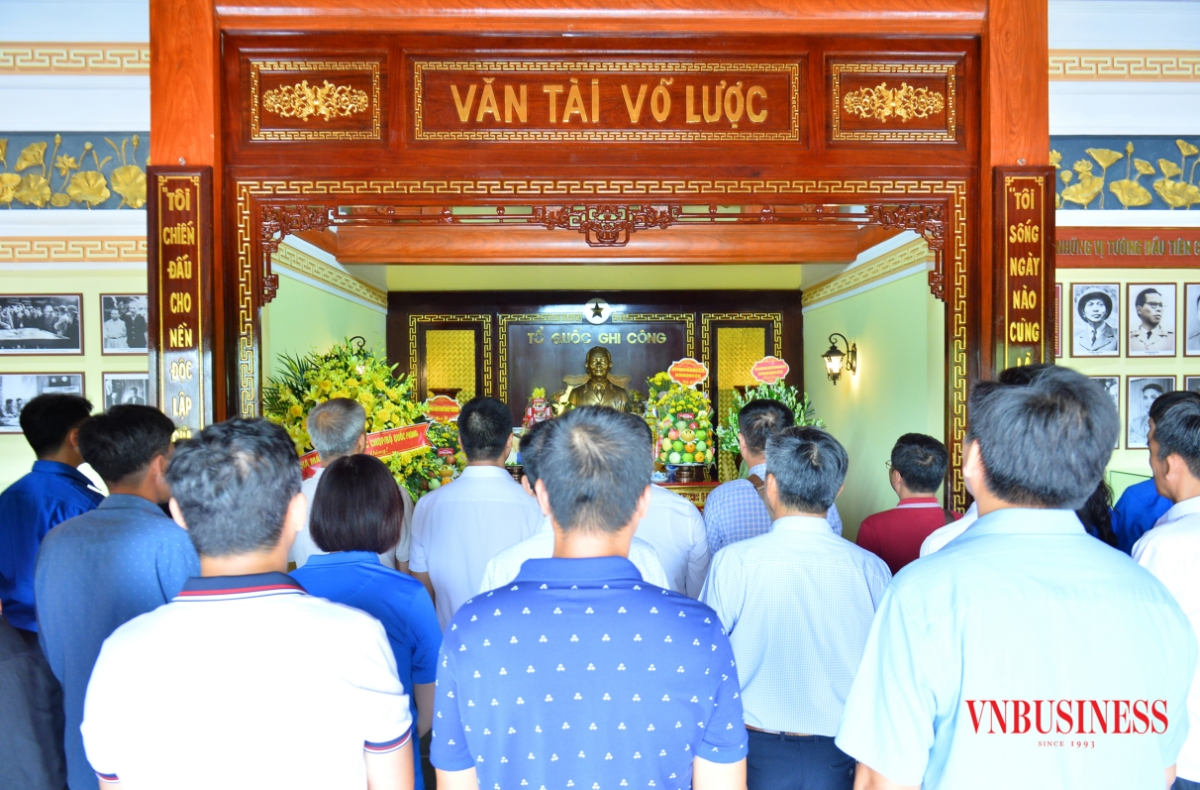 Đoàn dâng hương tưởng nhớ Đại tướng Võ Nguyên Giáp tại đồi phong Tướng trong khuôn viên khu Di tích.