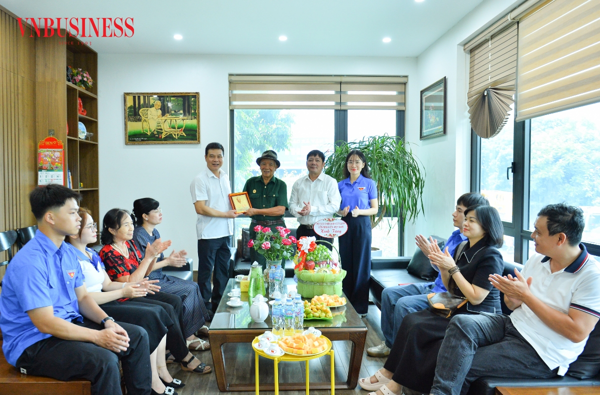 Hội CCB cơ quan Liên minh HTX Việt Nam thăm và tặng quà HTX vận tải ô tô Tân Phú, đơn vị do cựu chiến binh làm chủ.