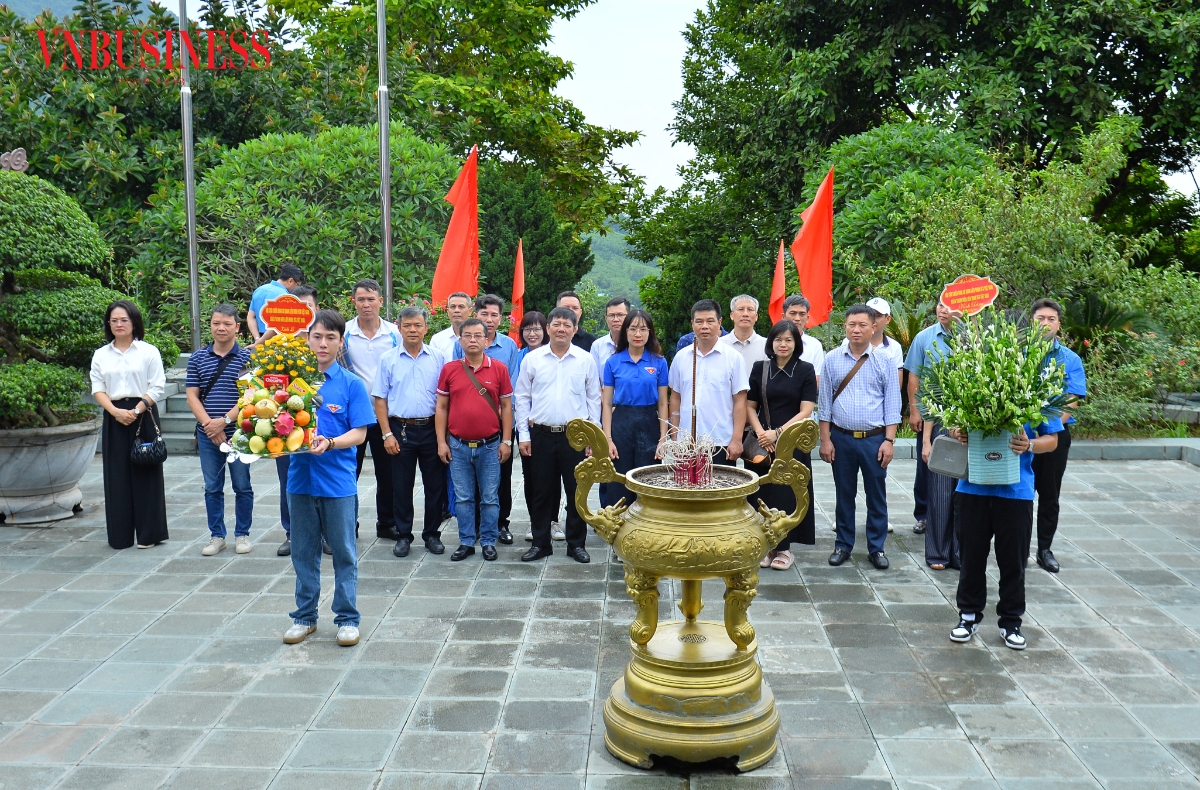 Hội CCB cơ quan Liên minh HTX Việt Nam thực hiện nghi thức dâng hương tưởng nhớ Chủ tịch Hồ Chí Minh và các Anh hùng Liệt sỹ tại khu di tích ATK Định Hóa, tỉnh Thái Nguyên.