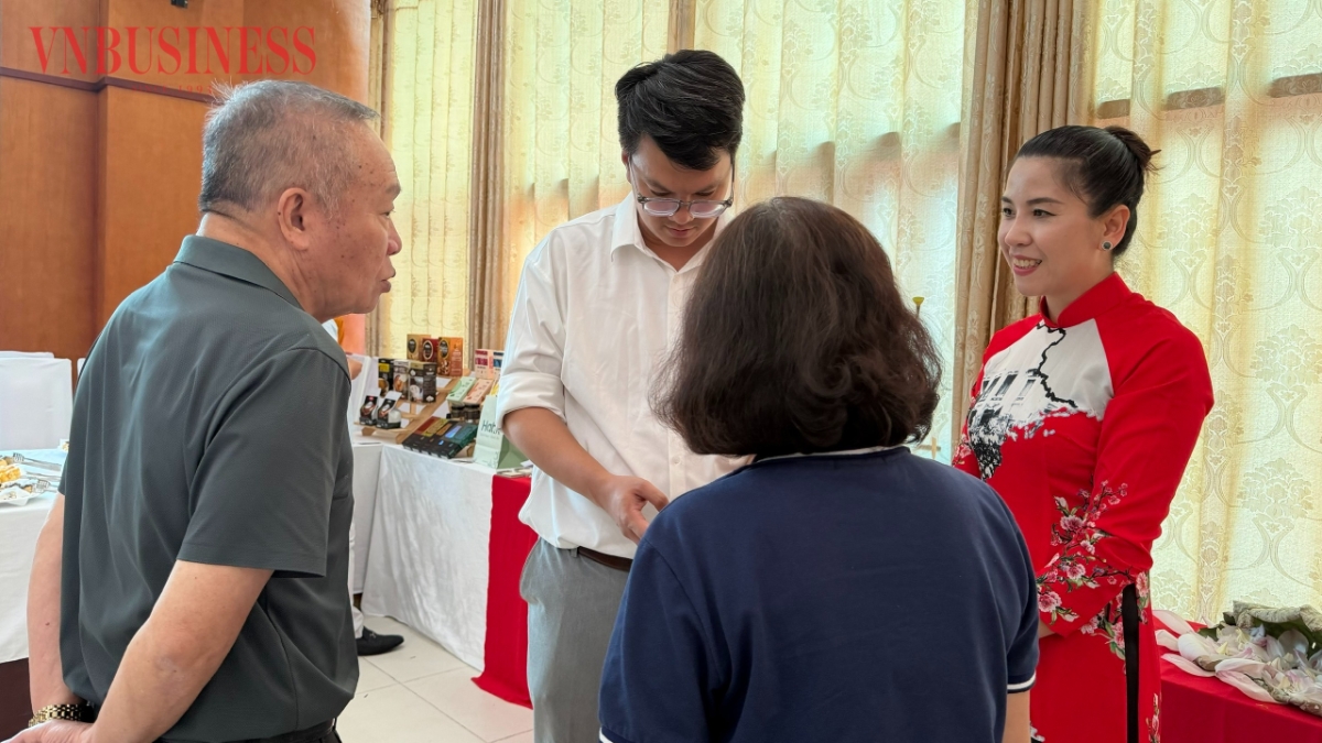 Chị Trần Hạ Mây (áo đỏ) - nhà sáng lập của Công ty TNHH Đại Tuệ Trà Hoa, tại Diễn đàn.