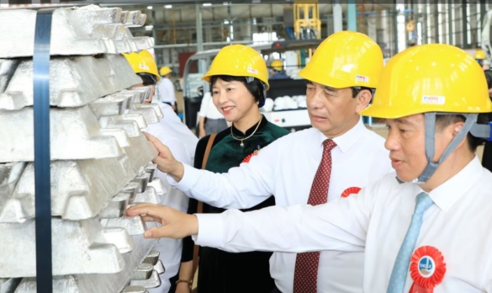 Giữa cơn địa chấn nhôm toàn cầu, Việt Nam lần đầu đúc thỏi
