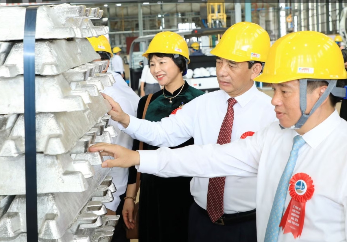 Những thỏi nhôm đầu tiên của Việt Nam có độ tinh khiết 99,71%.