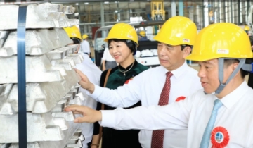Giữa cơn địa chấn nhôm toàn cầu, Việt Nam lần đầu đúc thỏi