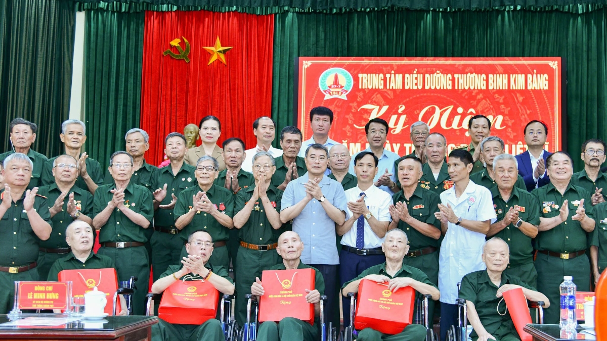 Đại diện Agribank, đồng chí Tô Huy Vũ - Bí thư Đảng uỷ, Chủ tịch HĐTV (hàng trên cùng, ngoài cùng bên phải) tham gia Đoàn công tác của Thủ tướng Lê Minh Hưng đến thăm và tặng quà thương, bệnh binh tại Ninh Bình.