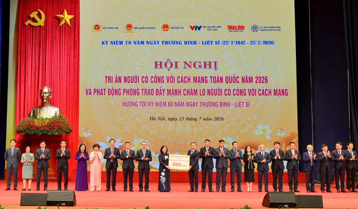 Đồng chí Phạm Đức Ấn - Thống đốc NHNN cùng lãnh đạo các NHTM trao tặng số tiền 300 tỷ đồng ủng hộ phong trào đẩy mạnh chăm lo người có công với cách mạng. Đồng chí Phạm Toàn Vượng - Tổng Giám đốc, đại diện Agribank (thứ 10 từ phải sang) vinh dự tham gia cùng đoàn đại biểu ngành Ngân hàng.