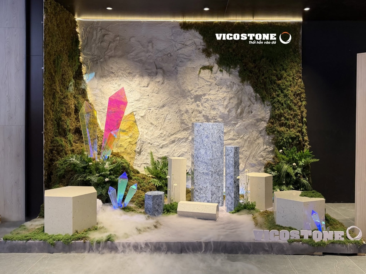 Tác phẩm Địa tầng được thực hiện bởi VICOSTONE và Trường Đại học Mỹ thuật Công nghiệp trong khuôn khổ Lễ hội Thiết kế Sáng tạo Hà Nội 2026.