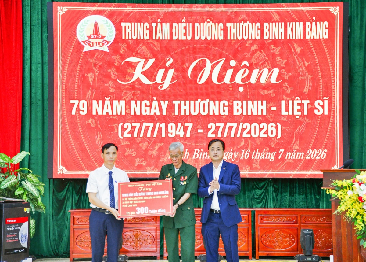 Đồng chí Tô Huy Vũ - Bí thư Đảng uỷ, Chủ tịch HĐTV Agribank trao quà tới Trung tâm điều dưỡng thương binh Kim Bảng.