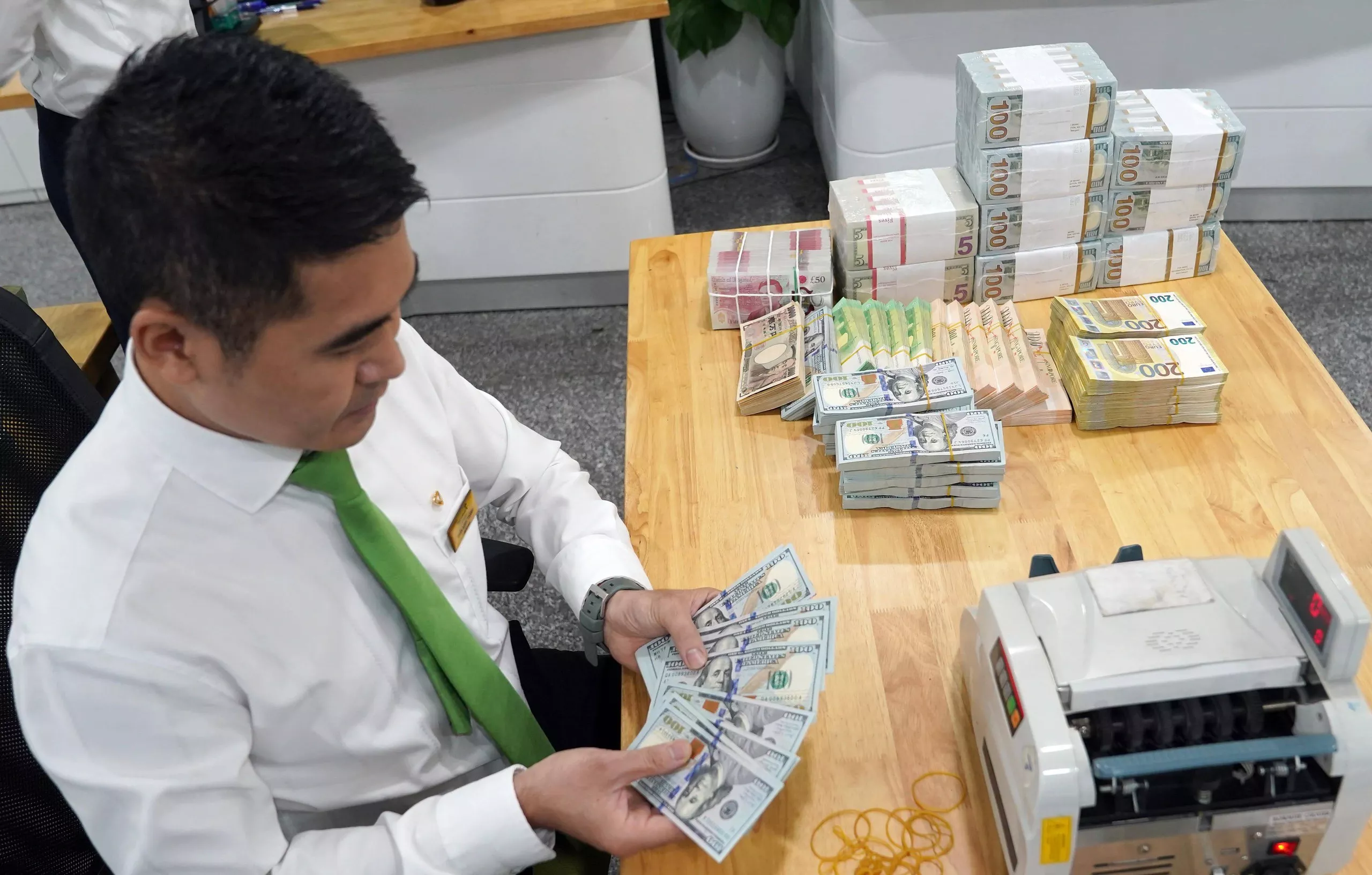 Tỷ giá trung tâm thiết lập đỉnh lịch sử, kịch bản nào cho đồng VND những tháng cuối năm?