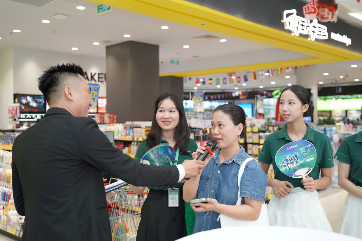 Khách hàng hào hứng check-in, tham gia minigame. Ảnh VPBank