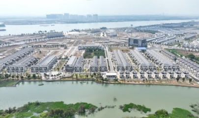 Phân khu đô thị ven sông Aqua Riverside City thuộc tổng thể dự án đại đô thị Aqua City do Công ty Bất động sản Long Hưng Phát làm chủ đầu tư, luôn là tâm điểm được nhiều nhà đầu tư quan tâm và lo lắng khi dự án bị chậm tiến độ nhiều năm.