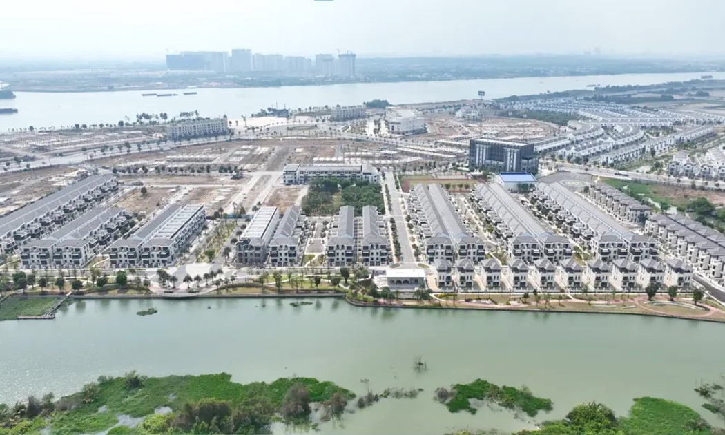 Phân khu đô thị ven sông Aqua Riverside City thuộc tổng thể dự án đại đô thị Aqua City do Công ty Bất động sản Long Hưng Phát làm chủ đầu tư, luôn là tâm điểm được nhiều nhà đầu tư quan tâm và lo lắng khi dự án bị chậm tiến độ nhiều năm.