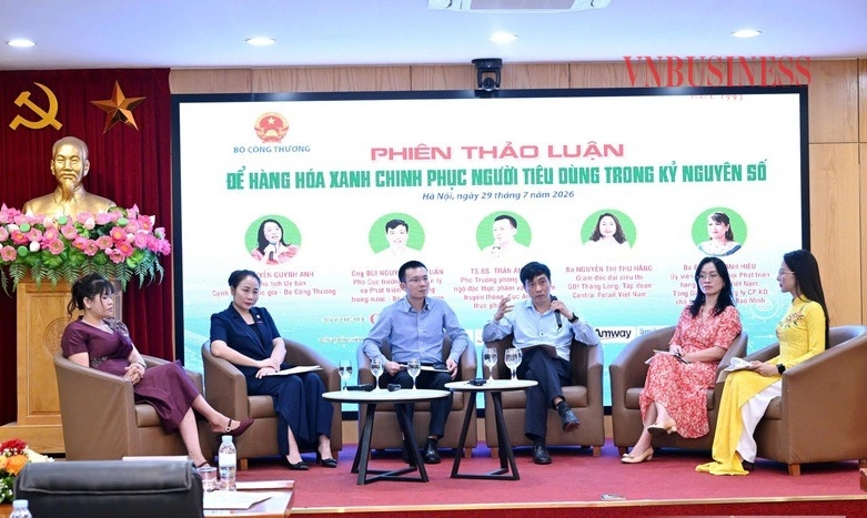 Các diễn giả chia sẻ tại Hội thảo "Ngành thực phẩm & hàng tiêu dùng nhanh trước làn sóng tiêu dùng xanh và chuyển đổi số".