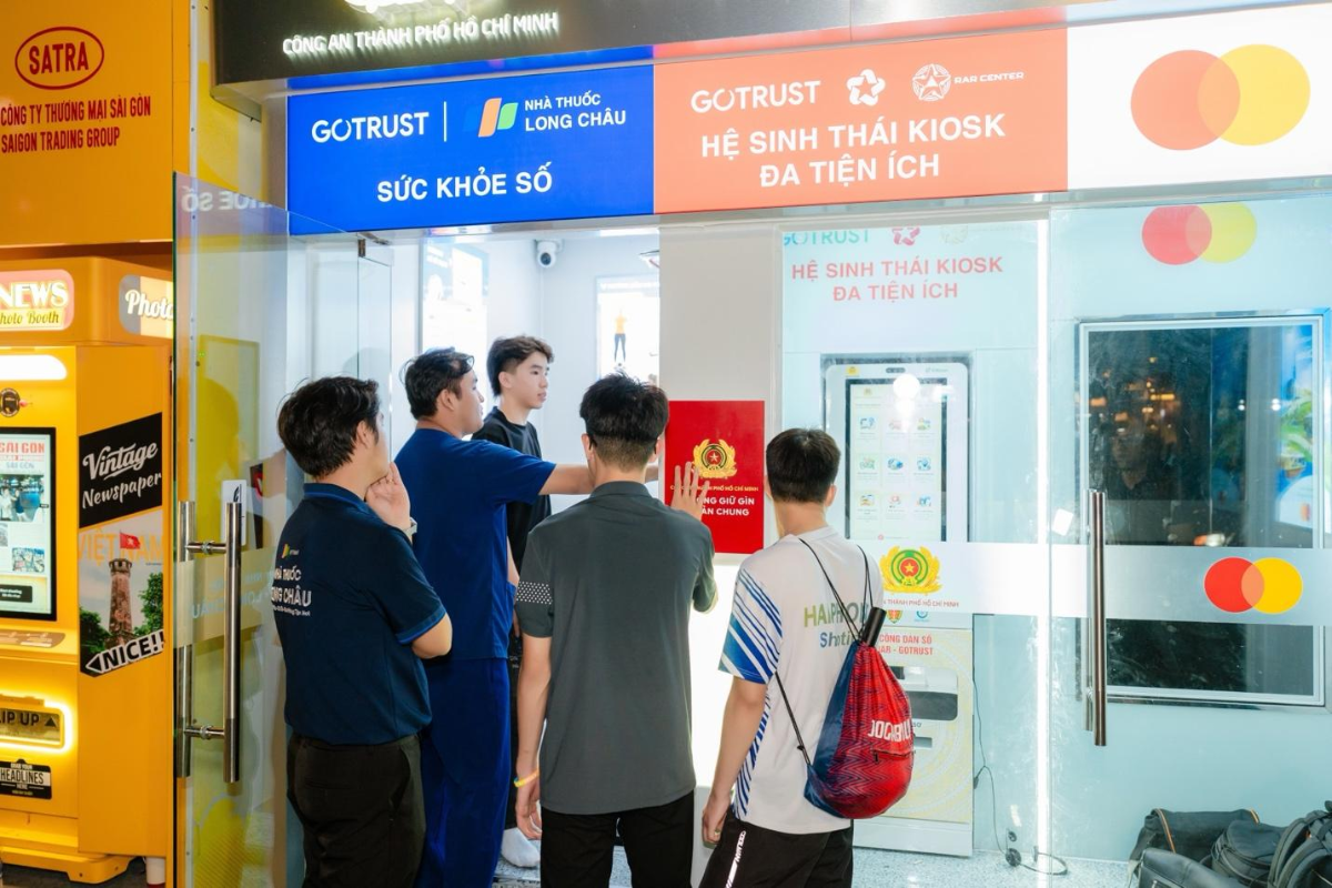 Người dân trải nghiệm tiện ích y tế số tại Trạm Công dân số tại phố đi bộ Nguyễn Huệ.
