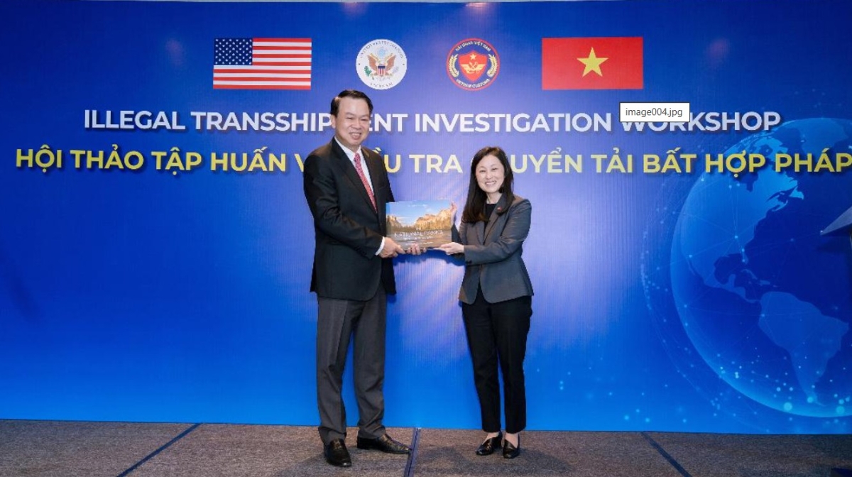 Đại sứ Hoa Kỳ tại Việt Nam, Jennifer Wicks đã cùng Thứ trưởng Bộ Tài chính Nguyễn Đức Chi khai mạc Hội thảo về Điều tra Chuyển tải Bất hợp pháp do Cơ quan Hải quan và Bảo vệ Biên giới Hoa Kỳ (CBP) phối hợp cùng Cục Hải quan Việt Nam tổ chức tại Hà Nội.