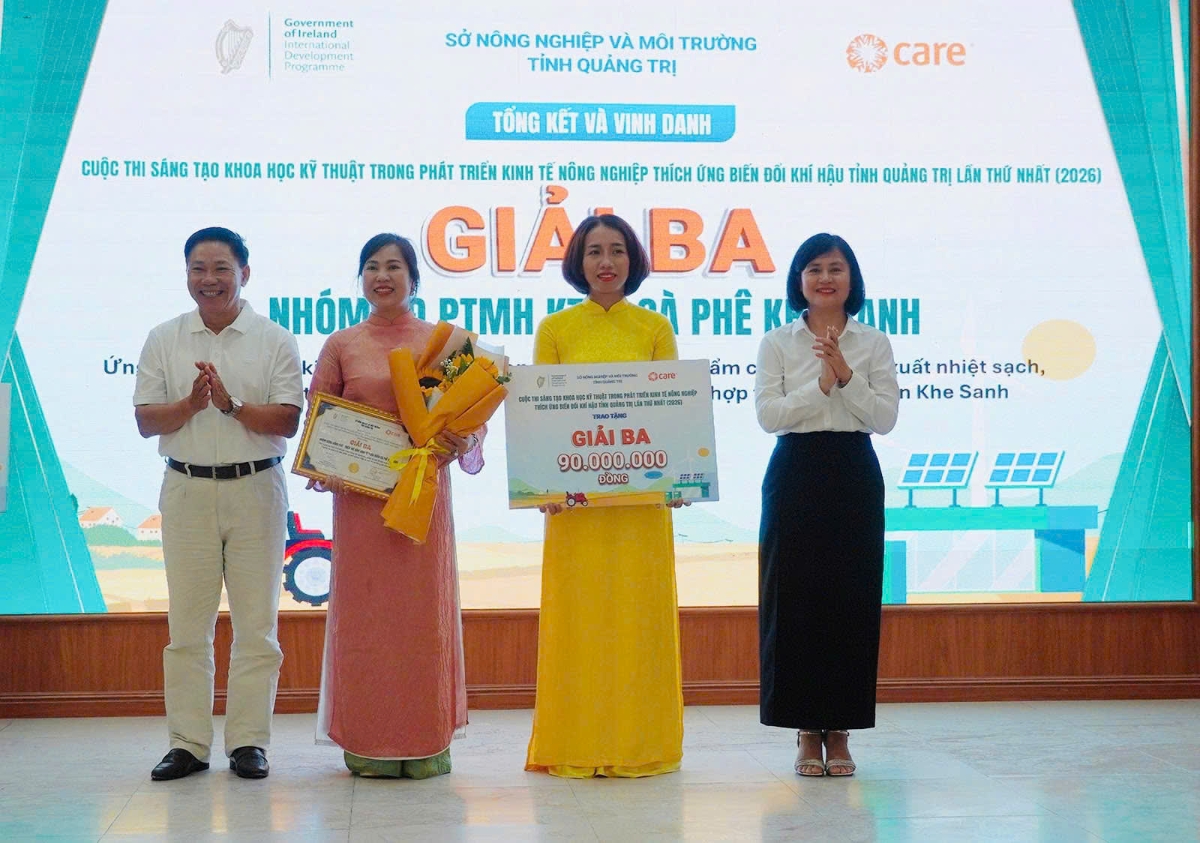 Đại diện Liên minh HTX tỉnh Quảng Trị và HTX Khe Sanh nhận giải tại lễ tổng kết và vinh danh.