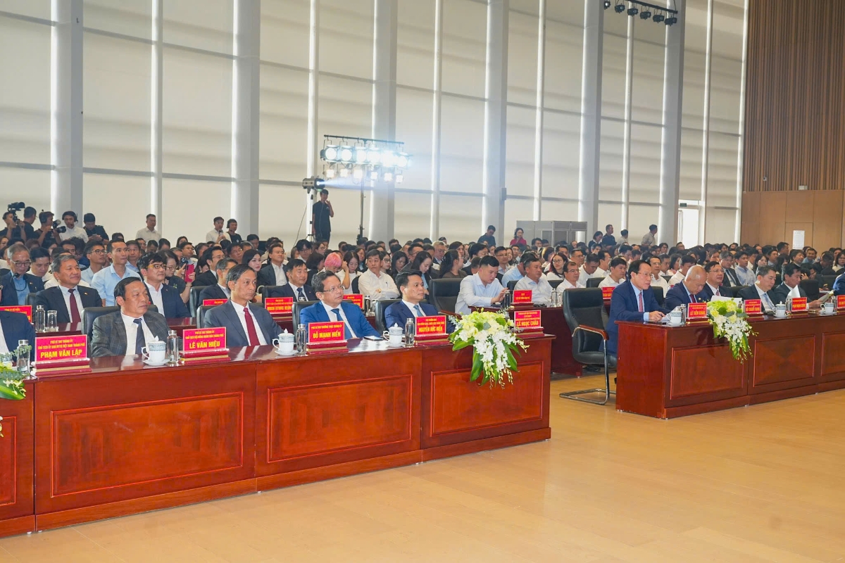 Quang cảnh hội nghị công bố các Quyết định của Thủ tướng Chính phủ về Khu kinh tế, chính thức khởi động Khu Thương mại tự do Hải Phòng. Ảnh: CTTDT HP