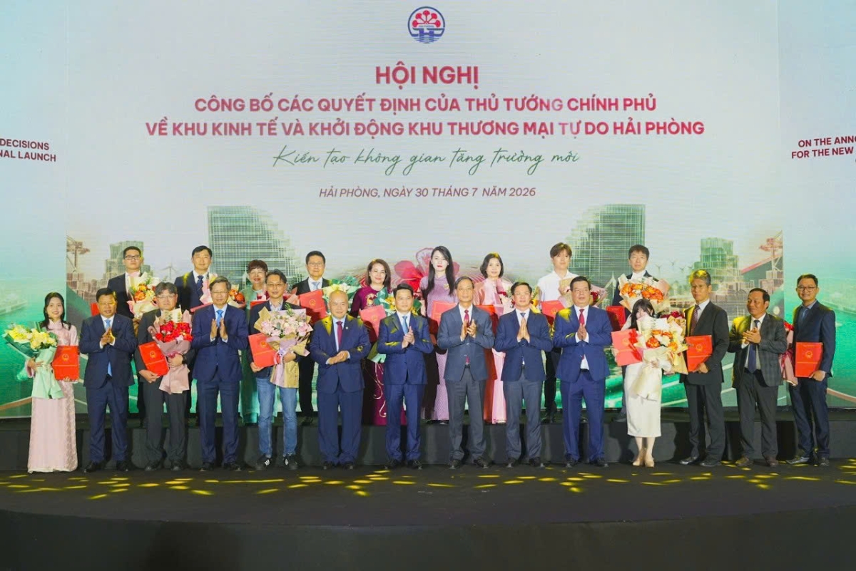 Lãnh đạo thành phố Hải Phòng trao Giấy chứng nhận đăng ký đầu tư cấp mới và điều chỉnh tăng vốn cho 13 dự án tại hội nghị.