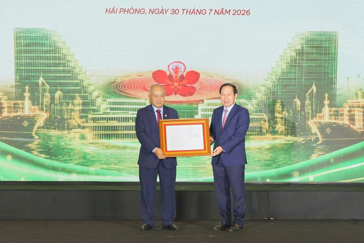 Phó Thủ tướng Lê Tiến Châu trao Quyết định cho Chủ tịch UBND T.P Hải Phòng. Ảnh: CTTDT HP